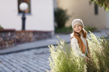 Obraz premium cute girl dressed in autumn clothes on a walk