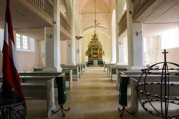 Innenraum der evangelisch-lutherischen Kirche mit Blick zum Altar in Jaunpils - Neuenburg 