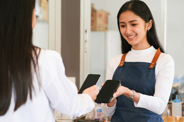Obraz premium Customer making payment using NFS technology