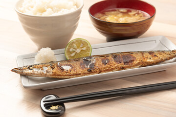 焼きサンマ　定食