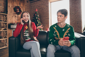 Photo portrait young couple spending time together on sofa using smartphones indoors apartment