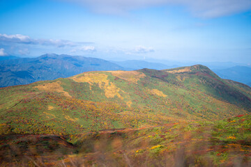 宮城県栗原市、秋田県湯沢市、雄勝郡東成瀬村、岩手県一関市にある栗駒山を紅葉の時期に登山する風景A view of climbing Mt. Kurikoma in Kurihara City, Miyagi Prefecture, Yuzawa City, Akita Prefecture, during the autumn foliage season.