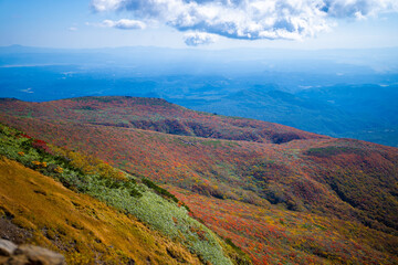 宮城県栗原市、秋田県湯沢市、雄勝郡東成瀬村、岩手県一関市にある栗駒山を紅葉の時期に登山する風景A view of climbing Mt. Kurikoma in Kurihara City, Miyagi Prefecture, Yuzawa City, Akita Prefecture, during the autumn foliage season.