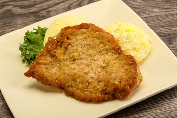 Crispy chicken schnitzel with mashed potato