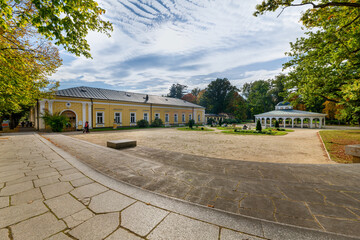 Obraz premium Spa park of Czech city Frantiskovy Lazne (Franzensbad) - yellow building of Louise Spa (Spa I) and Empire Pavilion of Louise mineral water spring in autumn
