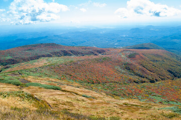 宮城県栗原市、秋田県湯沢市、雄勝郡東成瀬村、岩手県一関市にある栗駒山を紅葉の時期に登山する風景A view of climbing Mt. Kurikoma in Kurihara City, Miyagi Prefecture, Yuzawa City, Akita Prefecture, during the autumn foliage season.