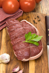rôti de boeuf cru sur une table