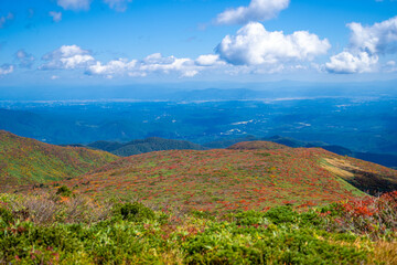 宮城県栗原市、秋田県湯沢市、雄勝郡東成瀬村、岩手県一関市にある栗駒山を紅葉の時期に登山する風景A view of climbing Mt. Kurikoma in Kurihara City, Miyagi Prefecture, Yuzawa City, Akita Prefecture, during the autumn foliage season.