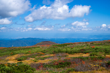宮城県栗原市、秋田県湯沢市、雄勝郡東成瀬村、岩手県一関市にある栗駒山を紅葉の時期に登山する風景A view of climbing Mt. Kurikoma in Kurihara City, Miyagi Prefecture, Yuzawa City, Akita Prefecture, during the autumn foliage season.