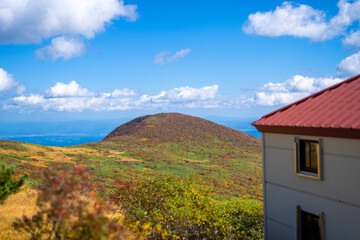 宮城県栗原市、秋田県湯沢市、雄勝郡東成瀬村、岩手県一関市にある栗駒山を紅葉の時期に登山する風景A view of climbing Mt. Kurikoma in Kurihara City, Miyagi Prefecture, Yuzawa City, Akita Prefecture, during the autumn foliage season.