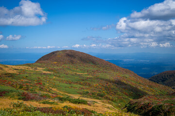 宮城県栗原市、秋田県湯沢市、雄勝郡東成瀬村、岩手県一関市にある栗駒山を紅葉の時期に登山する風景A view of climbing Mt. Kurikoma in Kurihara City, Miyagi Prefecture, Yuzawa City, Akita Prefecture, during the autumn foliage season.