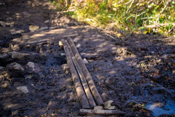 宮城県栗原市、秋田県湯沢市、雄勝郡東成瀬村、岩手県一関市にある栗駒山を紅葉の時期に登山する風景A view of climbing Mt. Kurikoma in Kurihara City, Miyagi Prefecture, Yuzawa City, Akita Prefecture, during the autumn foliage season.