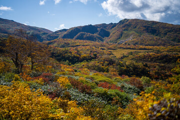 宮城県栗原市、秋田県湯沢市、雄勝郡東成瀬村、岩手県一関市にある栗駒山を紅葉の時期に登山する風景A view of climbing Mt. Kurikoma in Kurihara City, Miyagi Prefecture, Yuzawa City, Akita Prefecture, during the autumn foliage season.