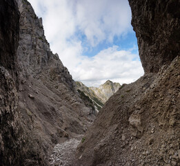 Wanderung auf den Schinder: Felsspalt am Ende des Kars