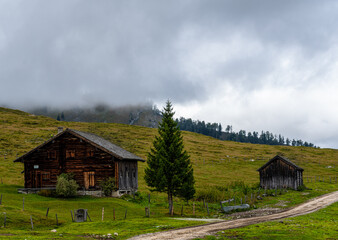 Postalm Berge Wiesen Dramatischer Himmel Wolken Gebirge Alpen &Ouml;sterreich Salzbuger Land B&auml;ume Almh&uuml;tte