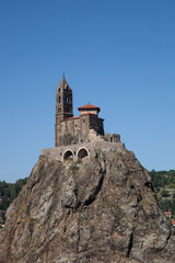 La chapelle Saint-Michel construite au sommet d'un dyke volcanique au puy en Velay (Haute-Loire)