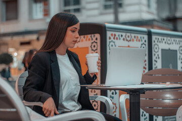 Mujer de negocios tomando café en una cafetería por la mañana al amanecer y revisando artículos...