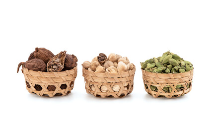 Obraz premium Cardamom , black cardamom and siam cardamom fruits isolated on white background with clipping path.