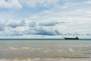 Naklejka premium Landscape sea beach with cloudy sky at Pattaya, Thailand