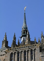 Fototapeta na wymiar détail du clocher de l'abbaye du mont saint Michel en Normandie