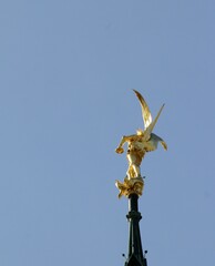 détail de la statue de l'archange saint Michel au sommet de l'abbaye du mont saint Michel