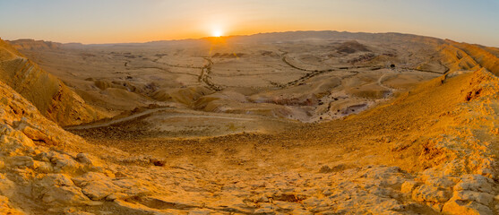Sunset panorama of HaMakhtesh HaGadol (Yeruham Crater), Negev Desert © RnDmS
