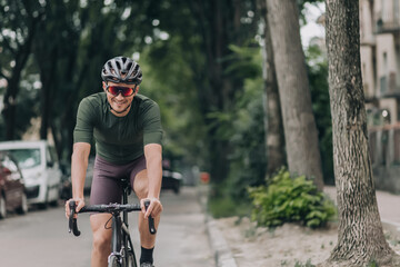 Obraz premium Happy cyclist training with bike on street of old city