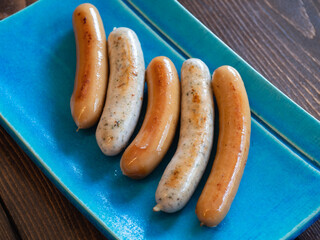 こんがり焼き目が付いたプレーン味とハーブ味のウィンナーソーセージ。