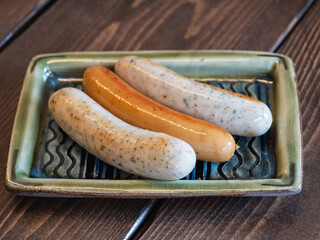 こんがり焼き目が付いたプレーン味とハーブ味のウィンナーソーセージ。