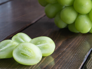 フレッシュなみずみずしいシャインマスカット。マスカットの粒の断面。