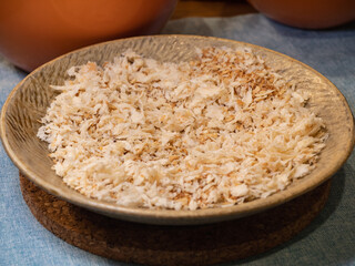 食パンを炒めて作ったパン粉。揚げ物に使う食材。