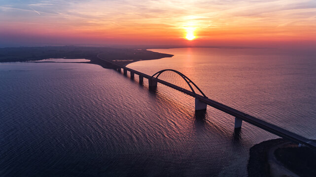 Fehmarnsundbrücke im Dämmerungslicht des Sonnenunterganges 