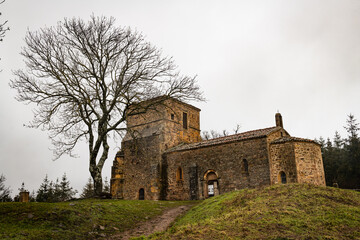 Fototapeta na wymiar Paysage d'une chapelle au sommet d'une colline à coté d'un arbre sans feuilles
