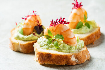 canape with cream cheese and shrimps - obrazy, fototapety, plakaty