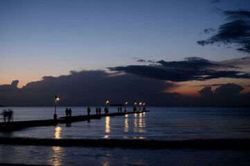 海と桟橋とシルエットと夕焼け