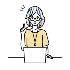 デスクで座ってPCを開いて何かひらめいた教師の女性