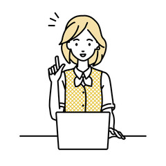 デスクで座ってPCを開いて何かひらめいた事務員制服の女性