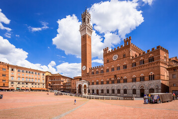 Siena, Italy. Piazza del Campo with Palazzo Pubblico and Torre del Mangia. - obrazy, fototapety, plakaty