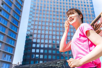Fototapeta premium 都会でランニングする女性