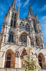 Fototapeta premium Fuente y fachada principal catedral gótica de Burgos vista desde la plaza de Santa María, España