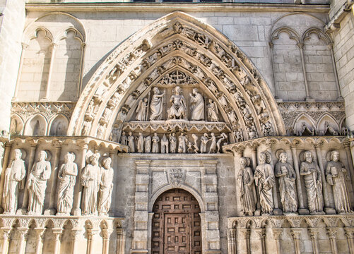 Primer plano puerta de la Coroner&iacute;a en el ala norte de la catedral g&oacute;tica de Burgos, Espa&ntilde;a