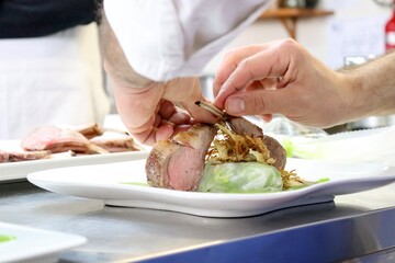 Chef impiatta costolette d'agnello