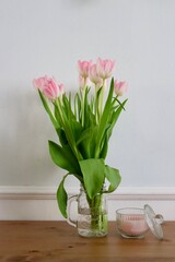 Bouquet di tulipani rosa e candela