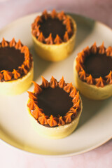 vanilla cupcakes with dulce de leche, preparation of the pastry chef with artistic design