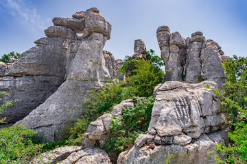 Paisaje k&aacute;rstico del Torcal de Antequera de piedra caliza erosionada un d&iacute;a soleado con cielo azul desde M&aacute;laga, Andaluc&iacute;a, Espa&ntilde;a.