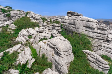 Paisaje kárstico del Torcal de Antequera de piedra caliza erosionada un día soleado con cielo azul desde Málaga, Andalucía, España.