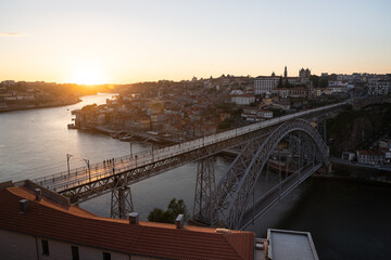 Obraz premium Porto et le Pont Dom-Luis au coucher du soleil