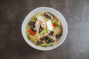 Korean style spicy white noodle soup with seafood 'hayan jjamppong'
