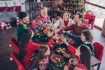 Photo portrait family drinking champagne juice clinking glasses saying toast at table in decorated apartments