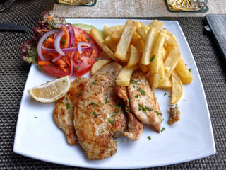 Polo, Hänchen Schnitzel, Food, Essen, Teller, Pommes, Lecker 